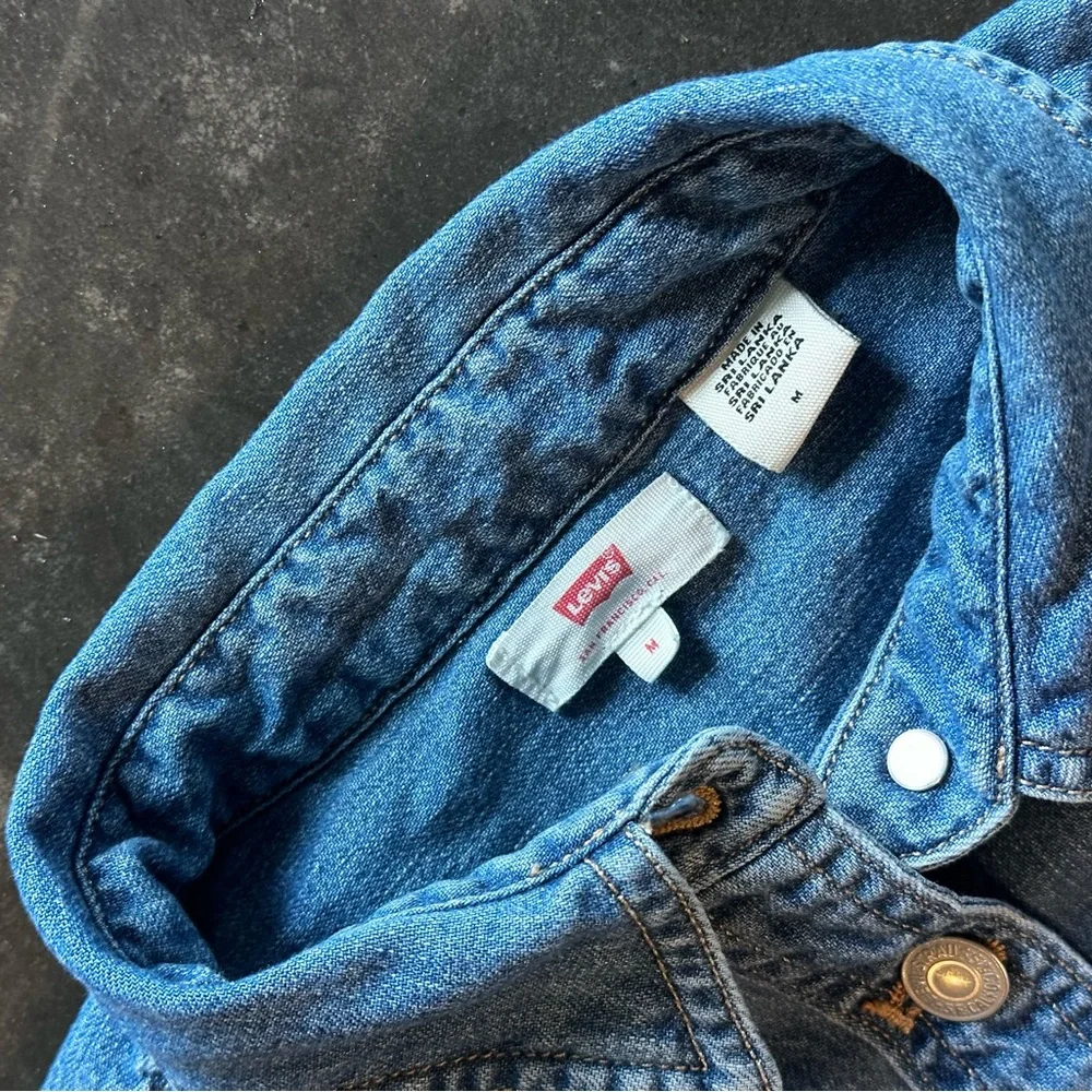 Levi’s Woman’s Denim Julia Shank Button up - Picture 2 of 7